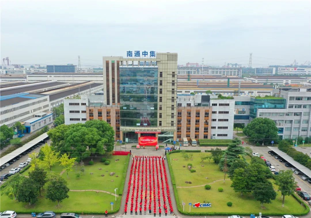 南通db旗舰两板块各公司联合举办集团投产41周年升旗仪式&拔河比赛